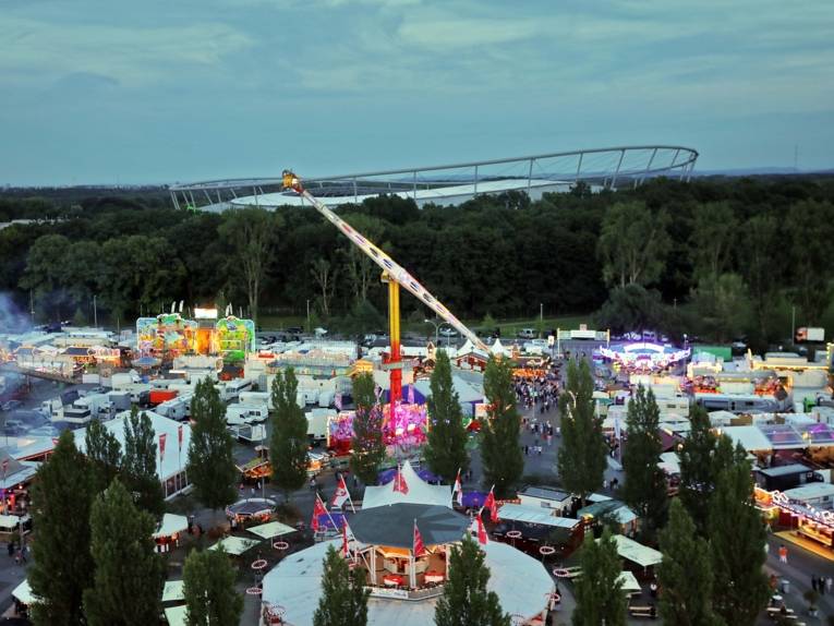 Treiben auf einem Festplatz. 