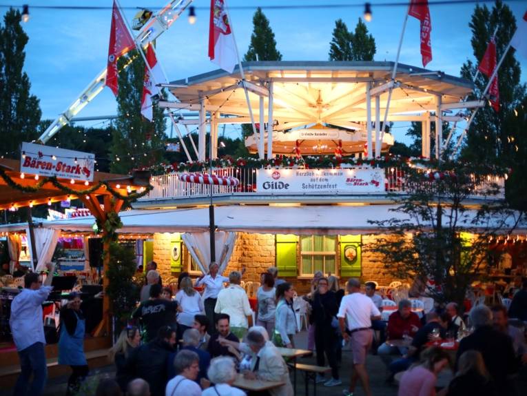 Treiben auf einem Festplatz. 