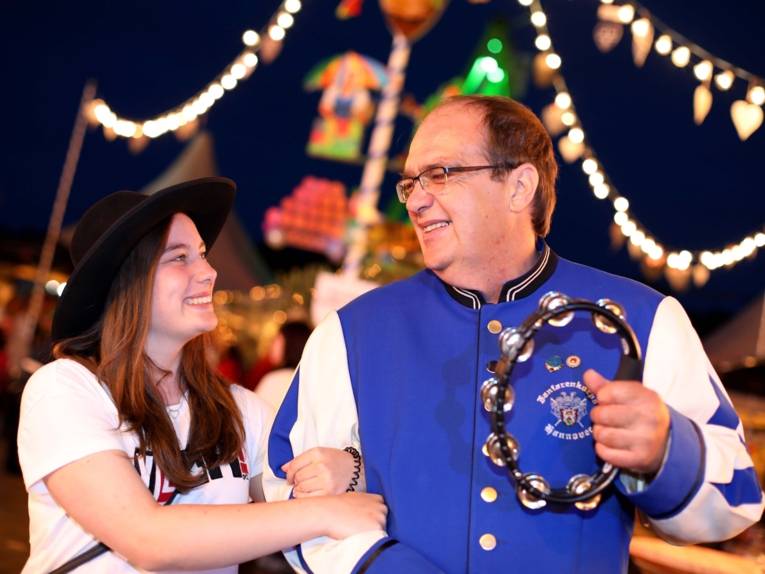 Treiben auf einem Festplatz. 