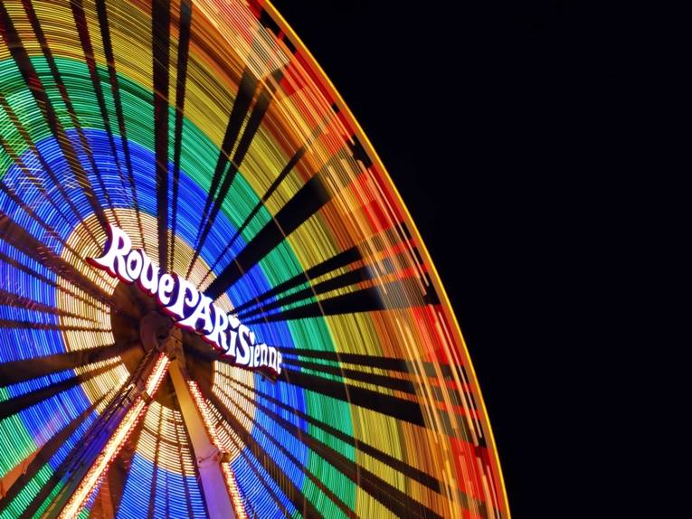 Treiben auf einem Festplatz. 