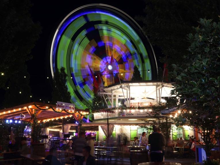 Treiben auf einem Festplatz. 