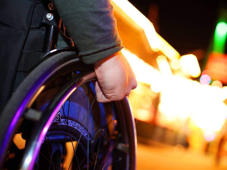 Treiben auf einem Festplatz. 