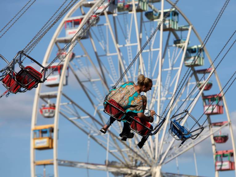 Treiben auf einem Festplatz. 