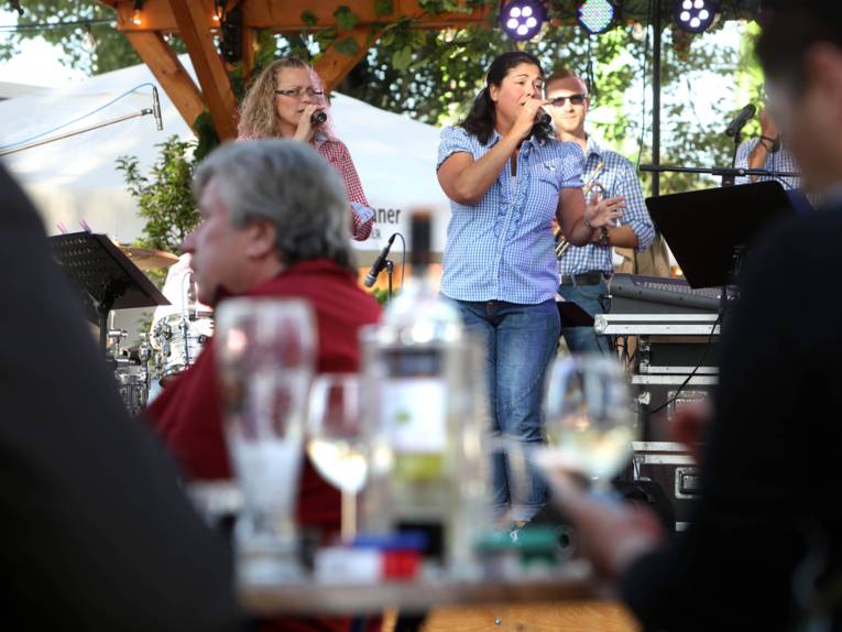 Treiben auf einem Festplatz. 