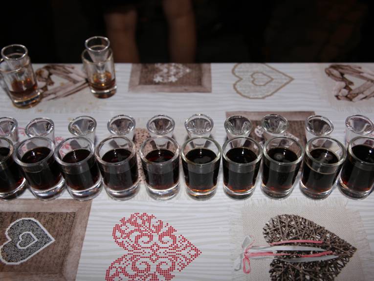 Männer in Cut und Zylinder auf einem Festplatz und in einem Zelt. 