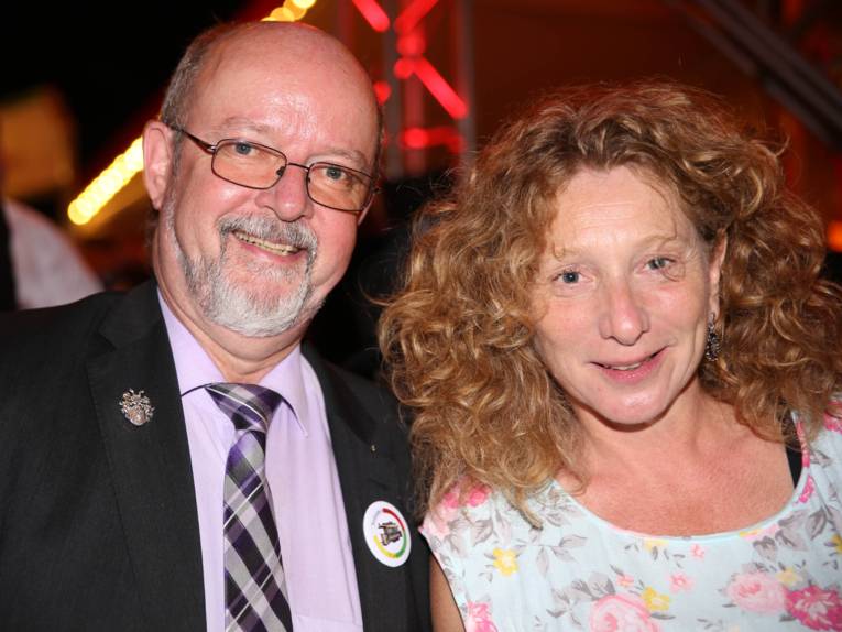 Männer in Cut und Zylinder auf einem Festplatz und in einem Zelt. 