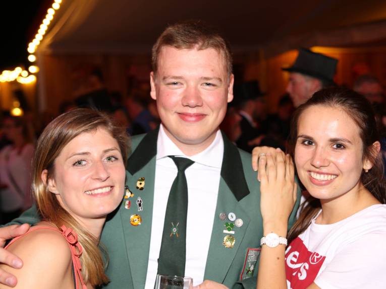 Männer in Cut und Zylinder auf einem Festplatz und in einem Zelt. 