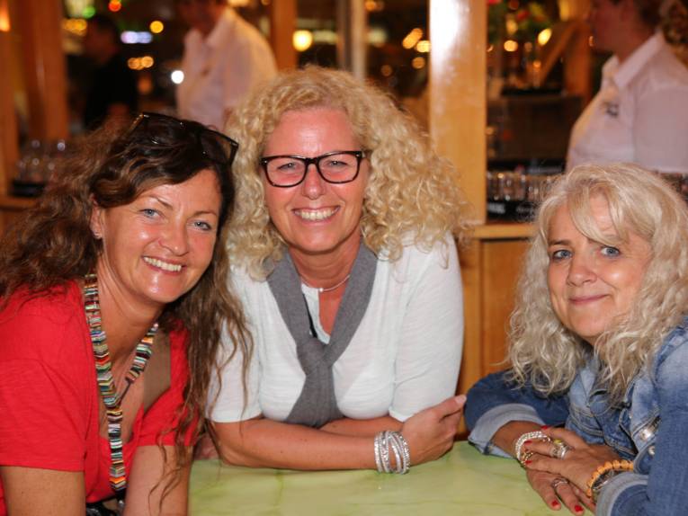 Männer in Cut und Zylinder auf einem Festplatz und in einem Zelt. 