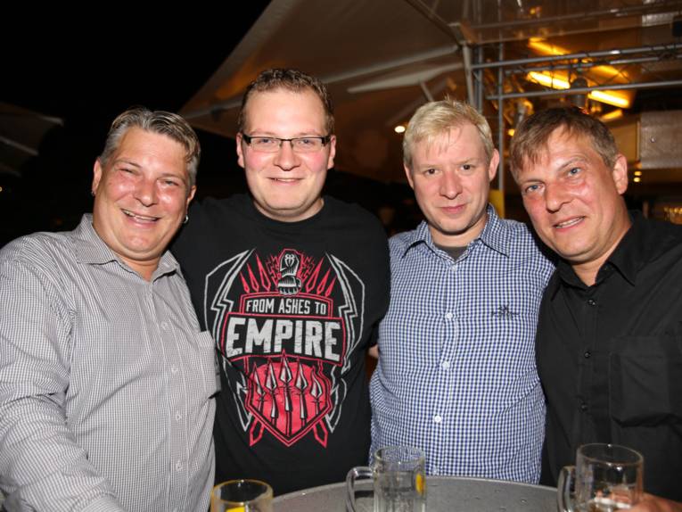 Männer in Cut und Zylinder auf einem Festplatz und in einem Zelt. 