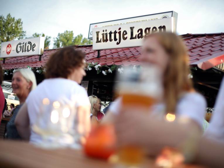 Treiben auf einem Festplatz.
