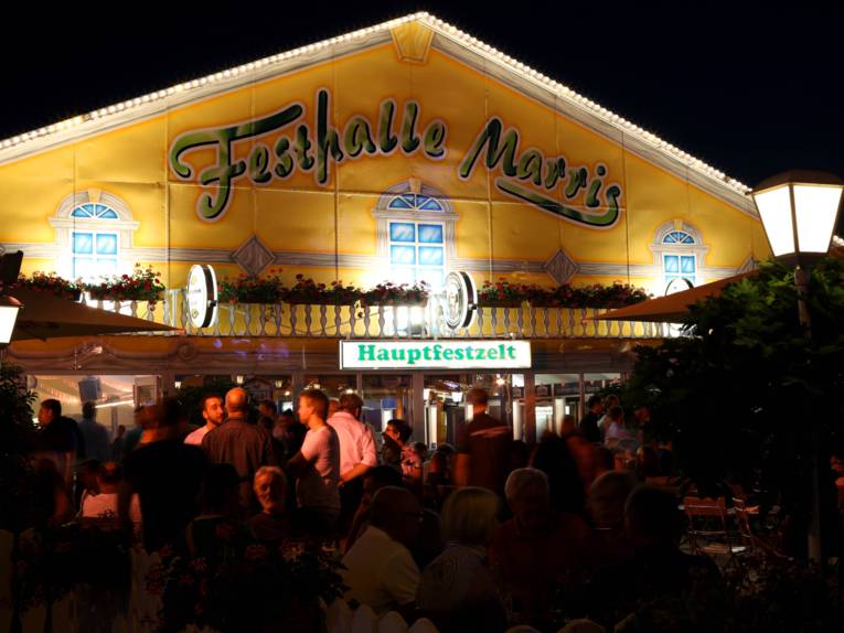 Treiben auf einem Festplatz.