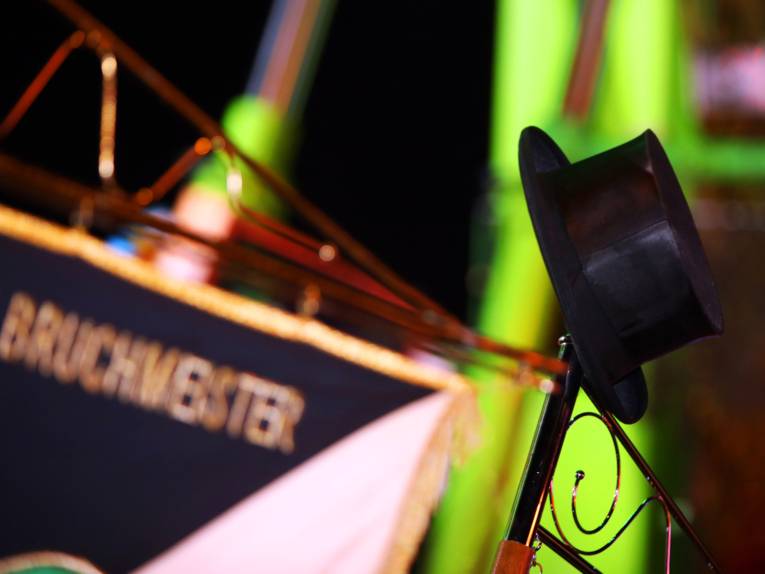 Treiben auf einem Festplatz.