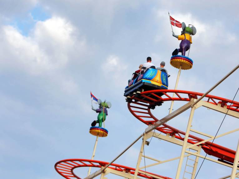 Treiben auf einem Festplatz.
