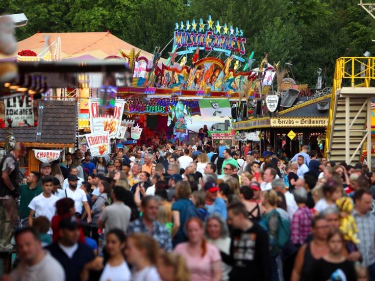 Treiben auf einem Festplatz.