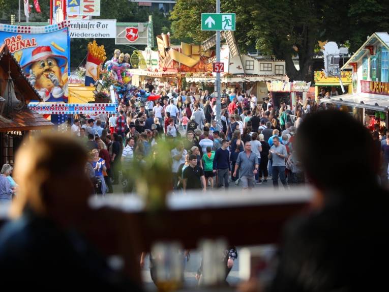 Treiben auf einem Festplatz.