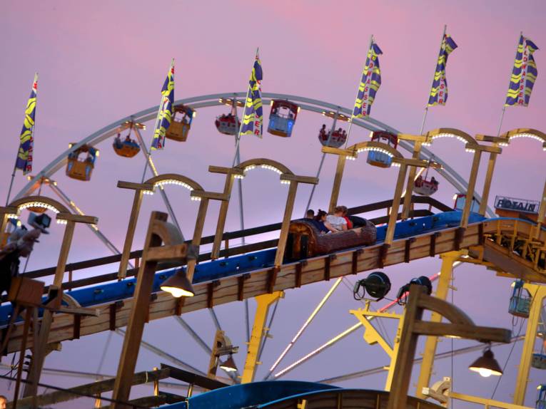 Treiben auf einem Festplatz.