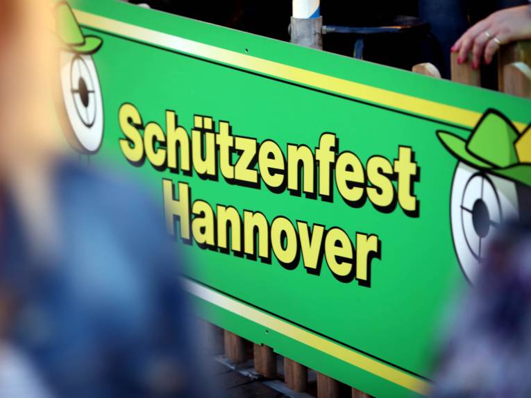 Treiben auf einem Festplatz.