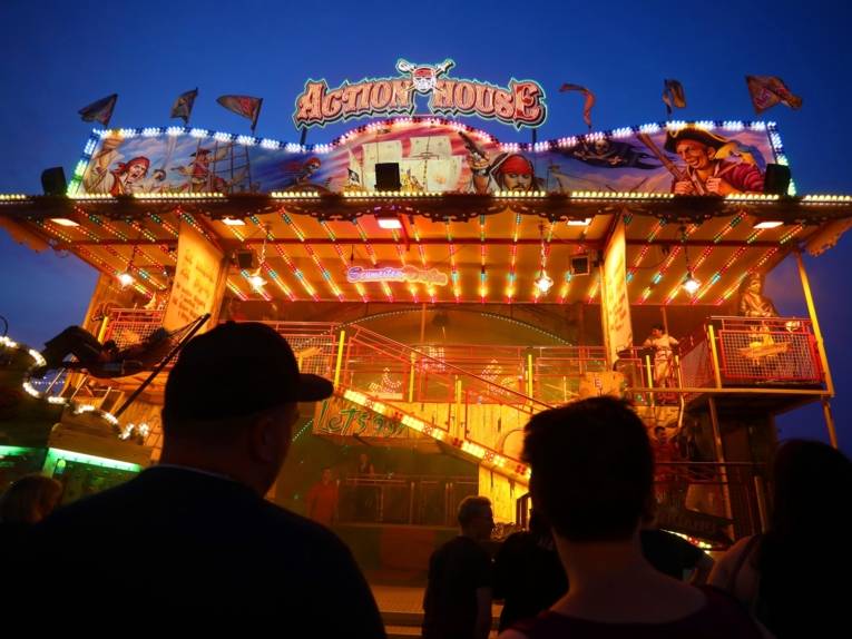 Treiben auf einem Festplatz.