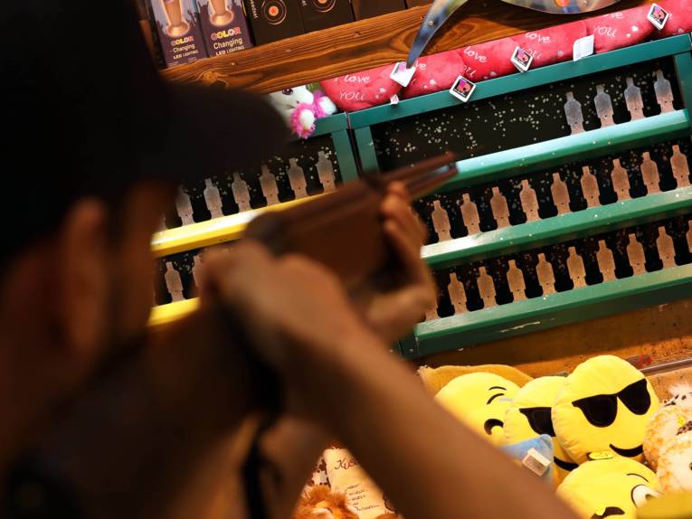 Treiben auf einem Festplatz.