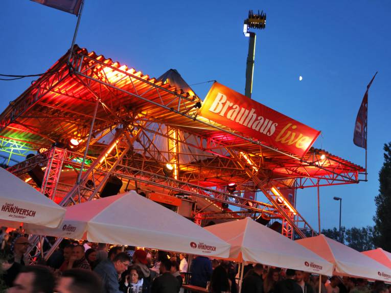 Treiben auf einem Festplatz.