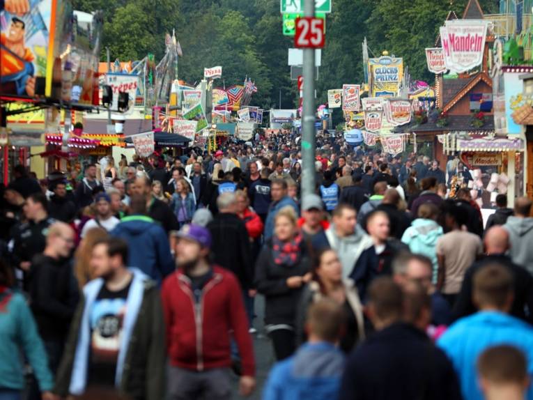 Treiben auf einem Festplatz.