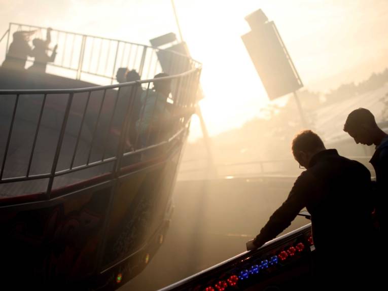 Treiben auf einem Festplatz.