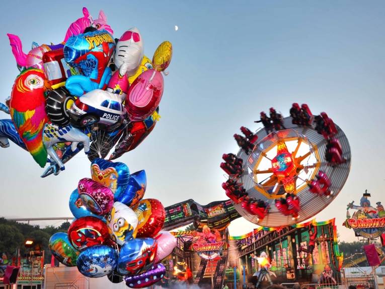 Treiben auf einem Festplatz.