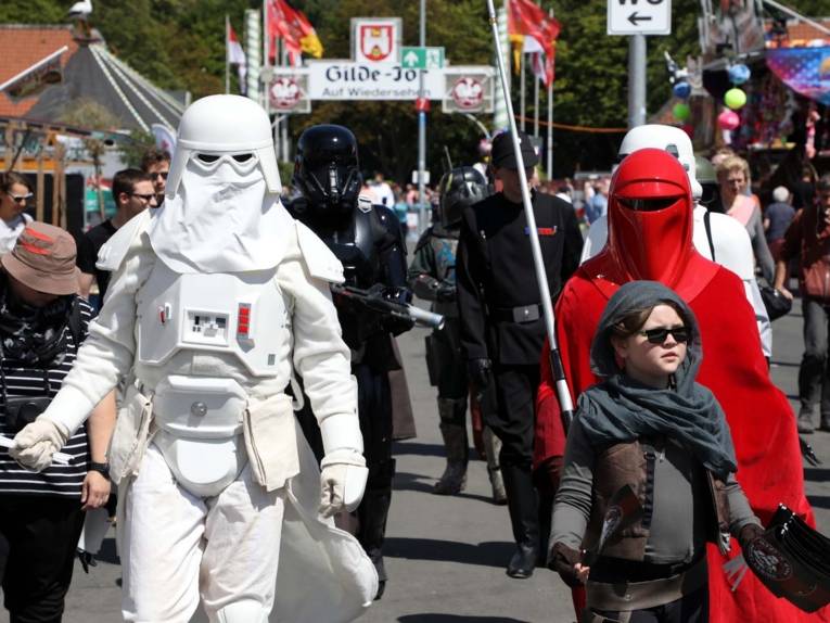 Menschen in Kostümen.