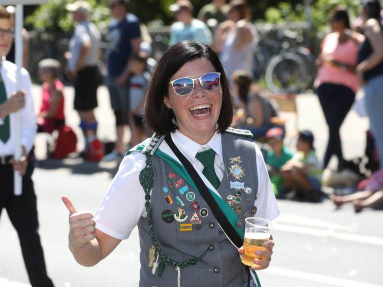 Frau mit einem Plastikbecher auf einer Straße. 