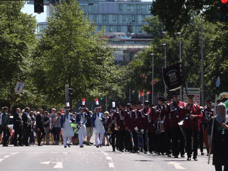 Menschen auf einer Straße. 