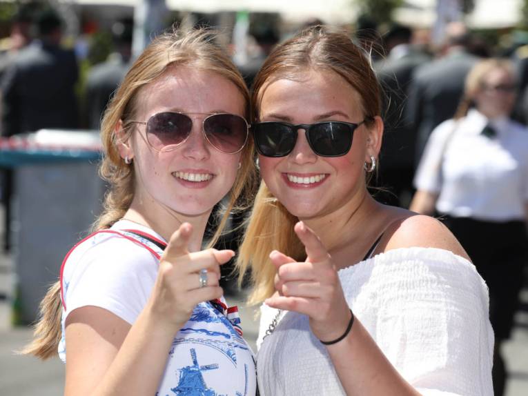 Zwei Frauen mit Sonnenbrille. 