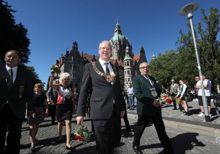 Parade vor einem Gebäude. 