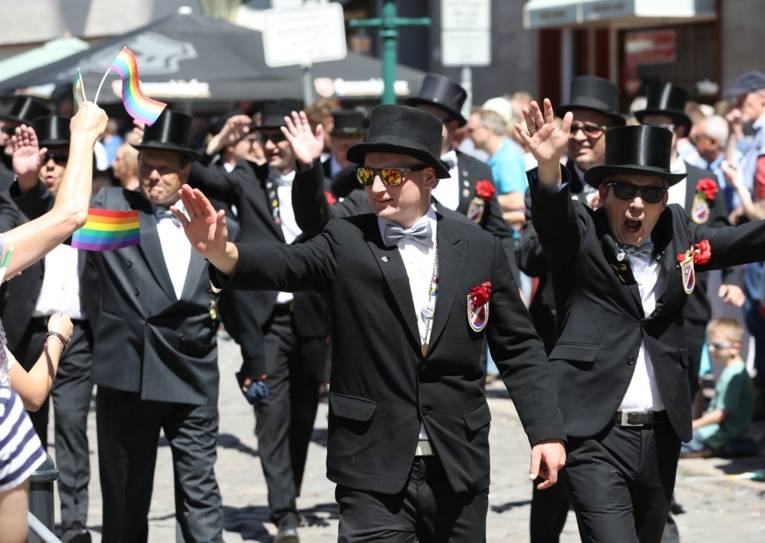 Männer in Cut und Zylinder. 