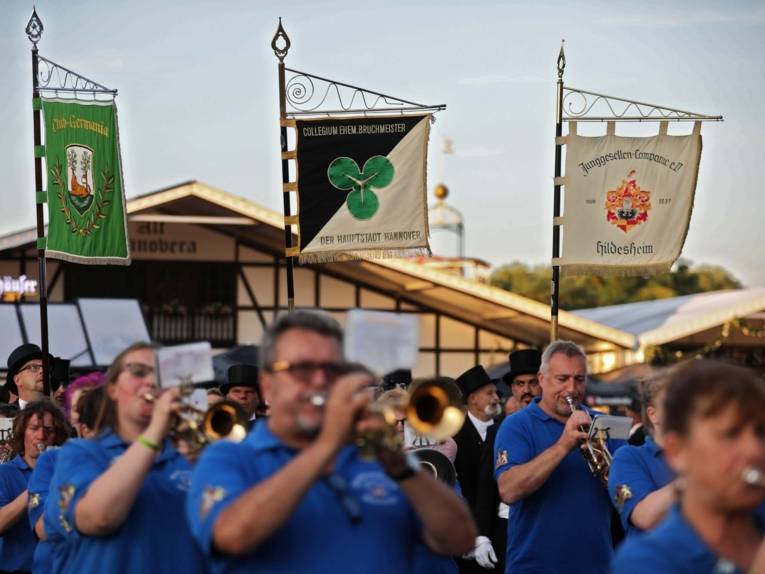 Musikkapelle auf einem Festplatz, 
