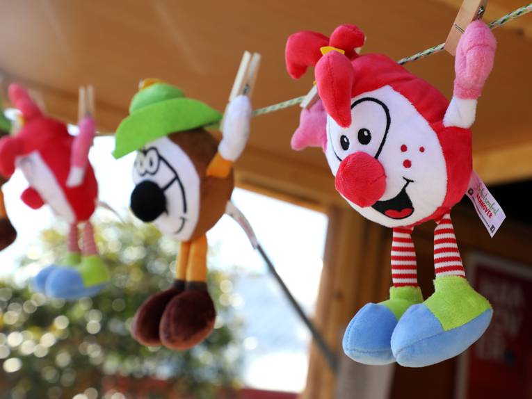 Maskottchen an einer Leine. 