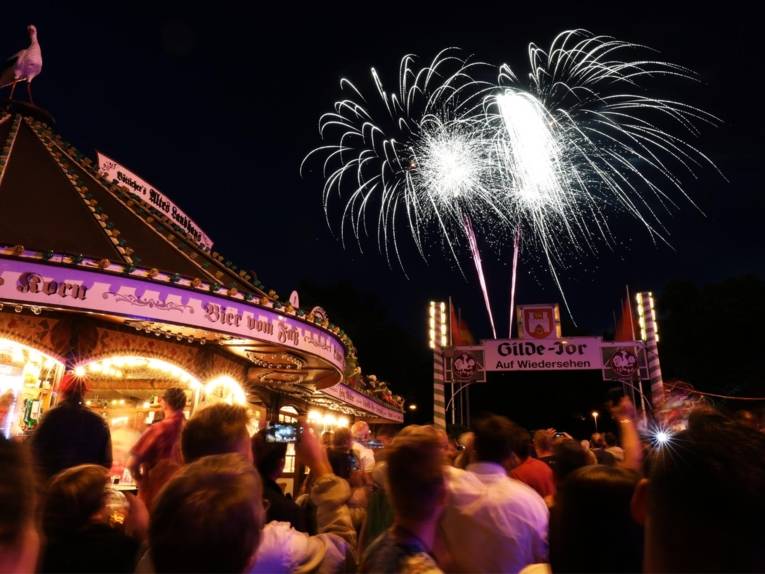 Feuerwerk über einem Platz. 