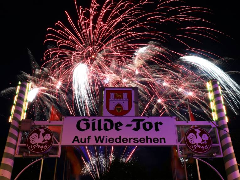 Feuerwerk über einem Tor. 