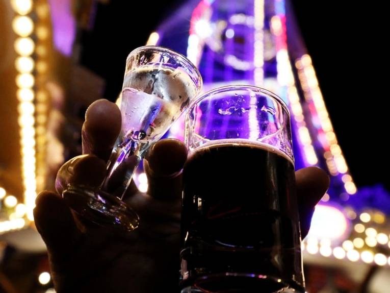 Zwei Schnapsgläser. 