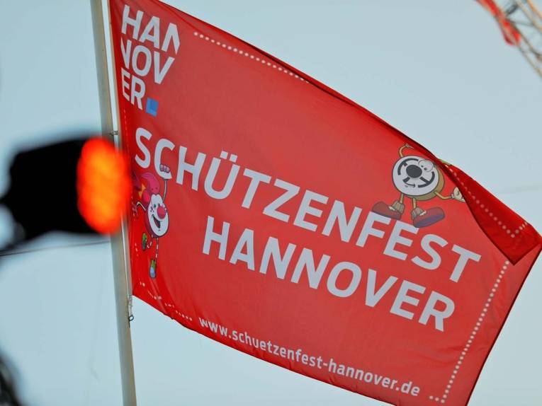 Eine rote Flagge mit den Daten des Schützenfestes. 