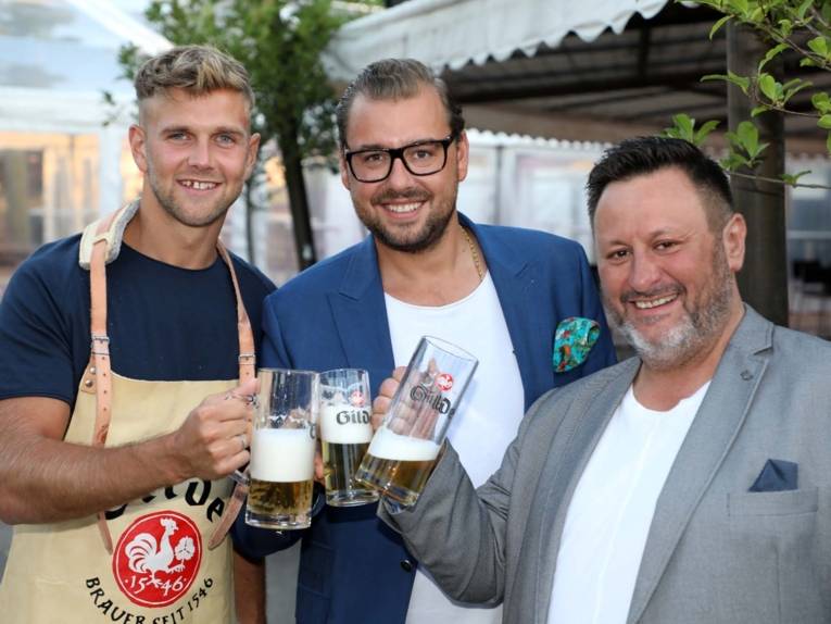 Drei Männer mit Biergläsern. 
