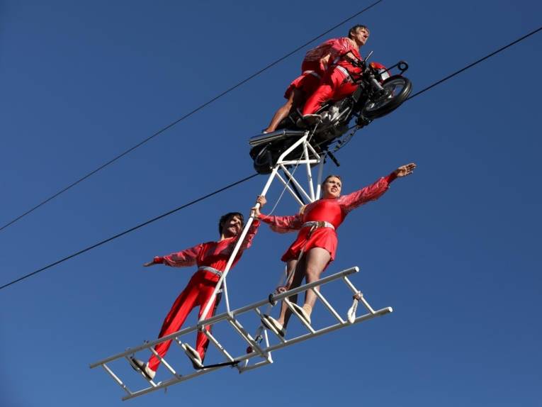 Treiben auf einem Festplatz.