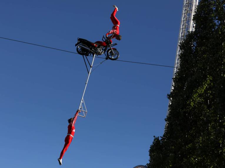 Treiben auf einem Festplatz.