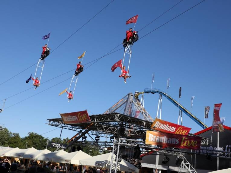 Treiben auf einem Festplatz.