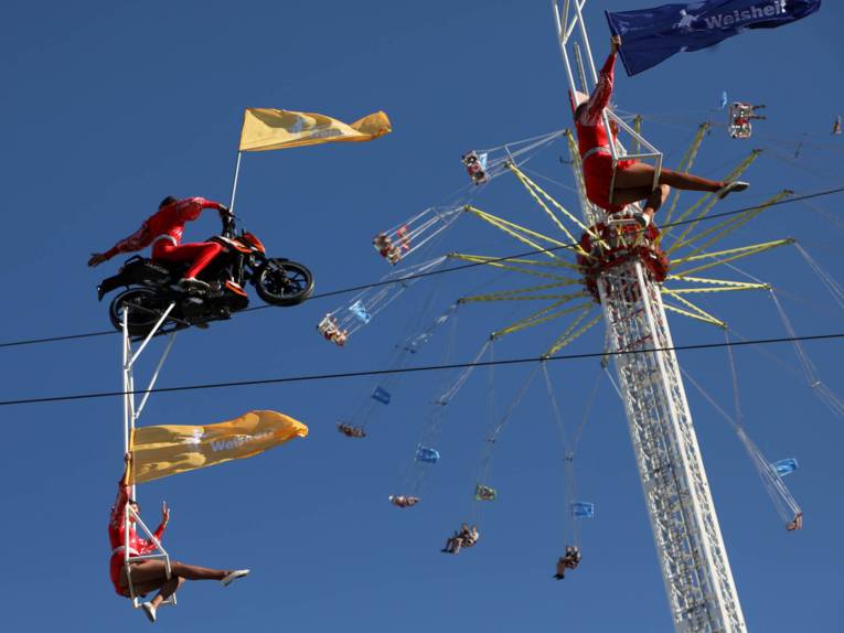 Treiben auf einem Festplatz.