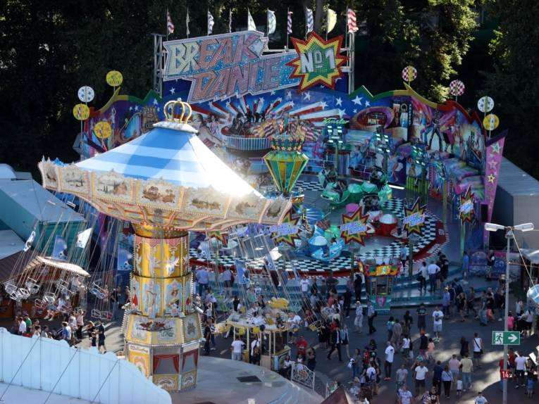 Treiben auf einem Festplatz.