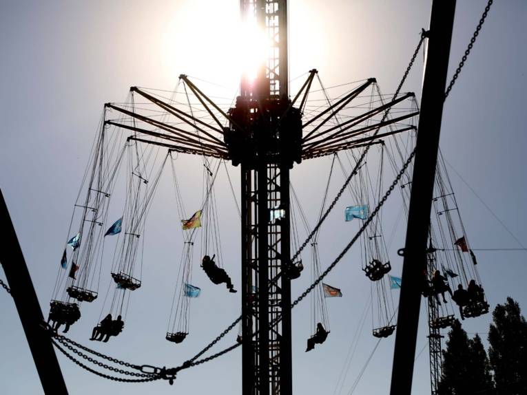 Treiben auf einem Festplatz.