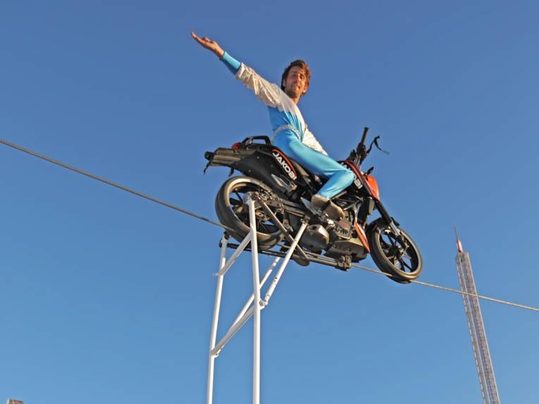 Treiben auf einem Festplatz.