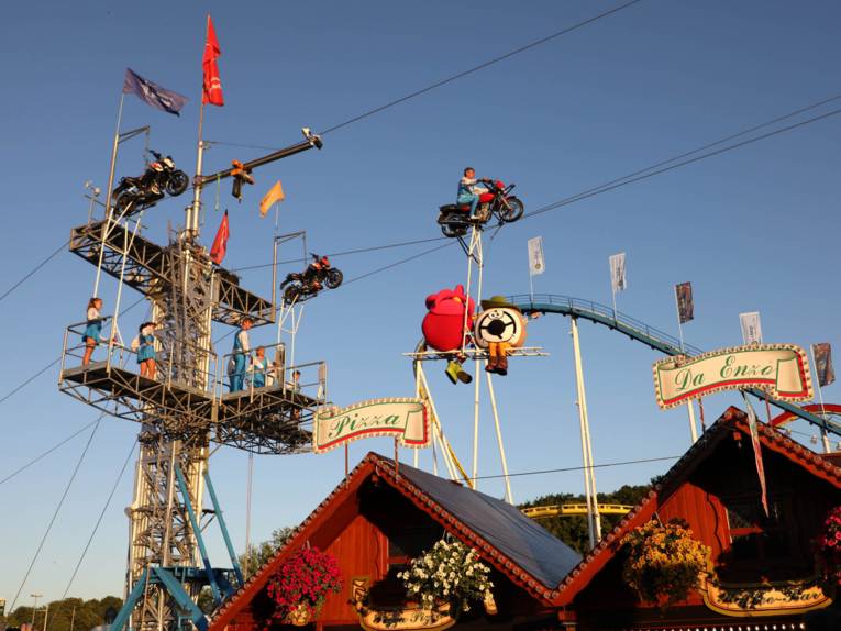 Treiben auf einem Festplatz.