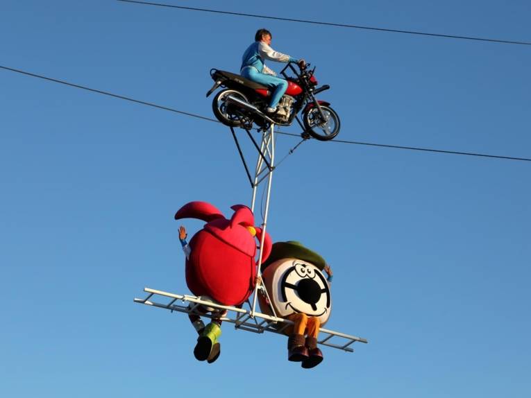 Treiben auf einem Festplatz.