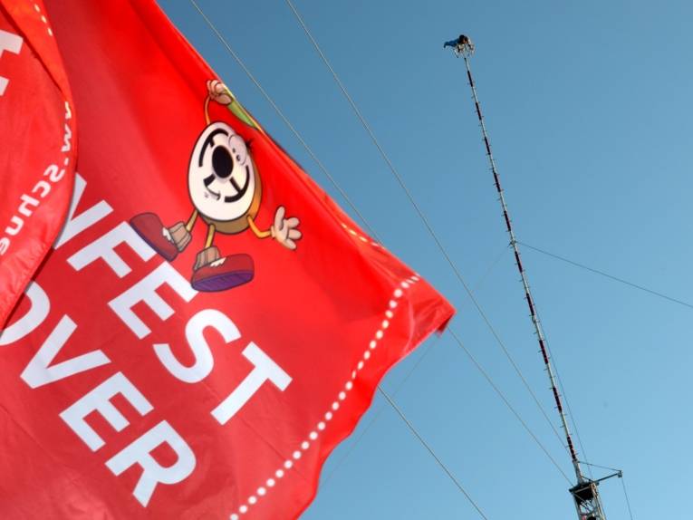 Treiben auf einem Festplatz.